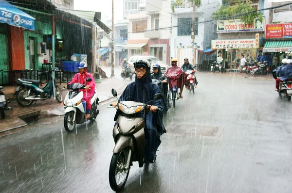 Vietnamese people, Ho Chi Minh city in rain — Stock Photo, Image