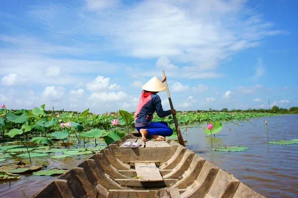 Vila vietnamita, barco de linha, flor de lótus, lagoa de lótus — Fotografia de Stock