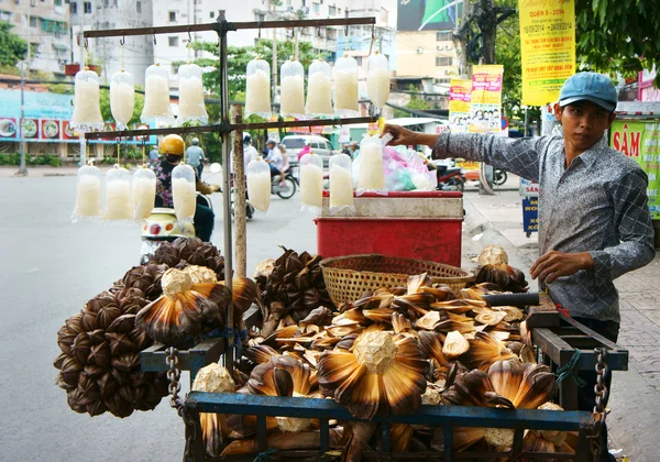 Vietnã vendedor de rua vender nipa — Fotografia de Stock