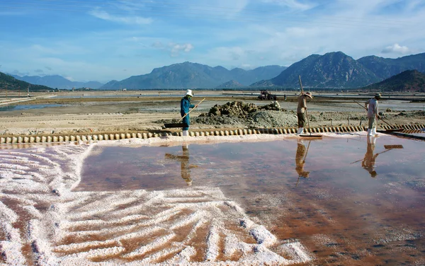 Agriculteur asiatique, plantation de sel, salina vietnamienne — Photo