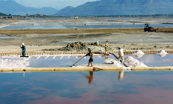 Agricultor asiático, plantação de sal, salina vietnamita — Fotografia de Stock