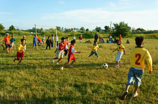 Asiático criança jogando futebol, educação física — Fotografia de Stock