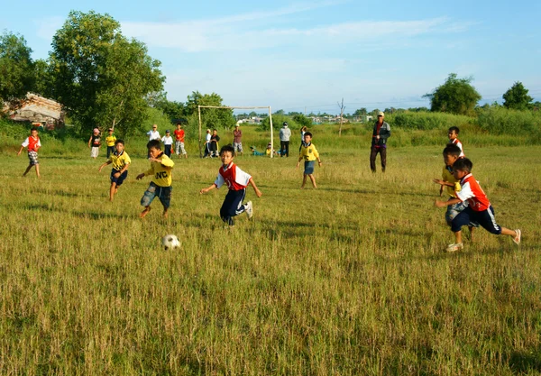 Asiático criança jogando futebol, educação física — Fotografia de Stock