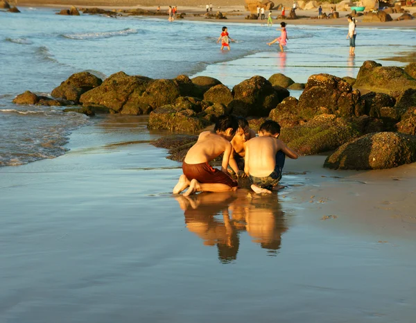 Asian kid playing together on beach — Stock Photo, Image