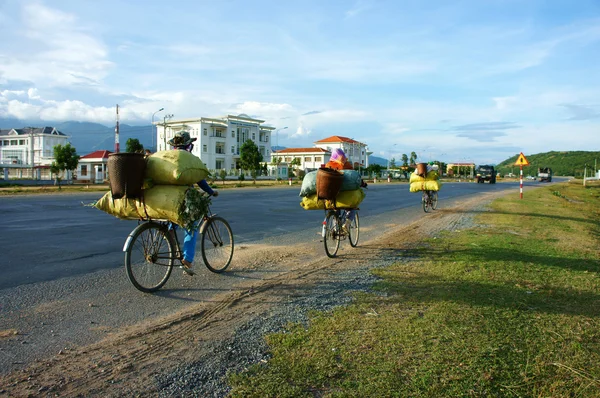 Asiatische Frau Fahrrad fahren, Überlastung übertragen — Stockfoto