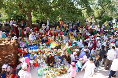 Vietnamca, sunan tepsi, geleneksel kültür kalabalık