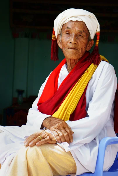 Vietnamesischer alter Mann, traditionelle Kleidung — Stockfoto