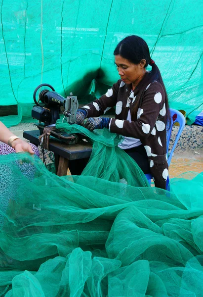 Mulher vietnamita costurar rede de pesca — Fotografia de Stock