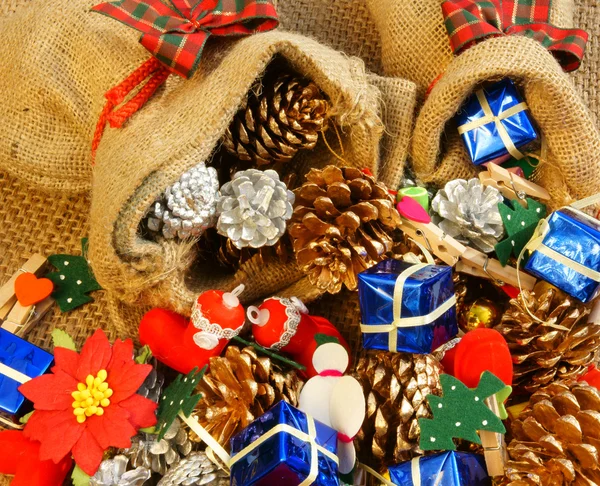 Csodálatos karácsonyi háttérrel, színes karácsonyi anyag — Stock Fotó