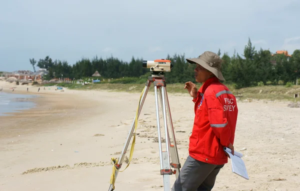 Asiatischer Ingenieur überwacht Meeresspiegel — Stockfoto