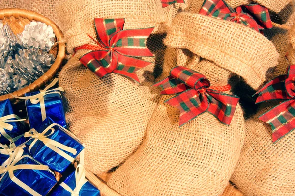 Рождественский подарок, сосновый шишек — стоковое фото