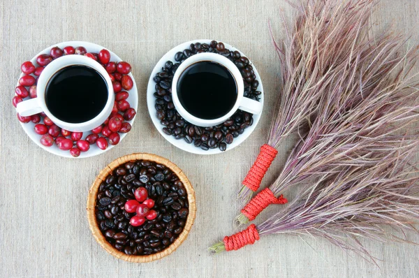 Harmonia criativa, grão de café, xícara de café, bagas maduras — Fotografia de Stock