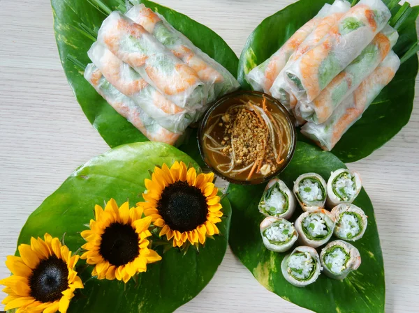 Вьетнамская еда, гой-куон, салат-ролл — стоковое фото