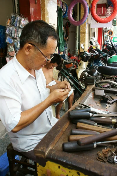 Азіатських людині ремонт ключ — стокове фото