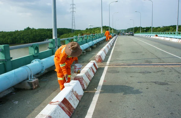 Aziatische werknemer werkt, verkeer verf straat — Stockfoto