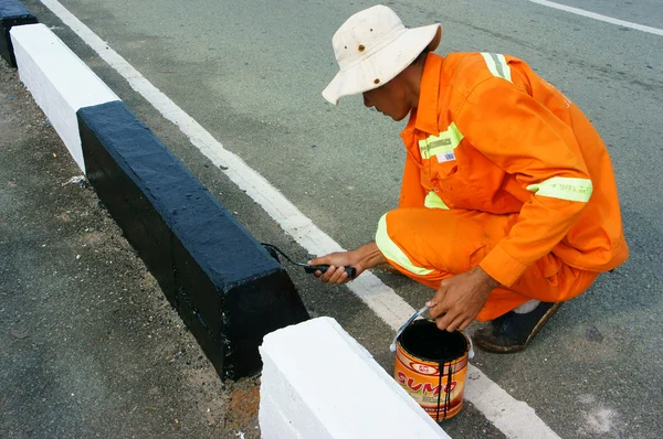 Trabalhador asiático trabalhando, rua de pintura de tráfego — Fotografia de Stock