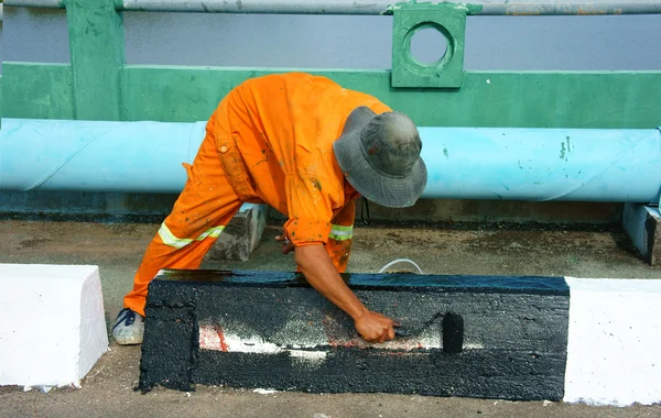 Asian worker working, traffic paint street — Stock Photo, Image