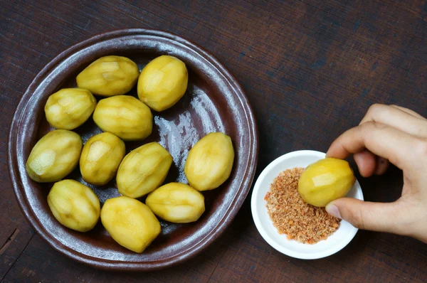 Vietnamees eten, Gele mombinpruim — Stockfoto