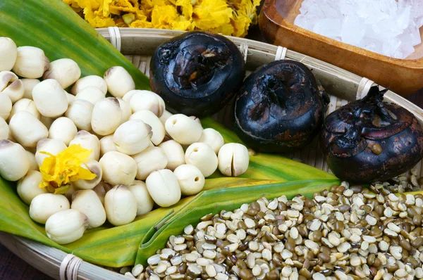 Βιετναμέζικο φαγητό, γλυκό lotus σπόρους πληγούρι — Φωτογραφία Αρχείου