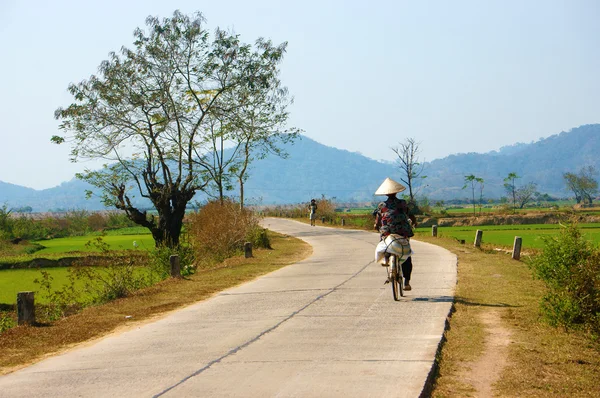 Mulher vietnamita andar de bicicleta — Fotografia de Stock