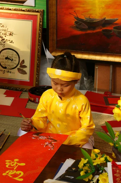 Vietnam tet, Asian kid, calligraphy fair — Stock Photo, Image