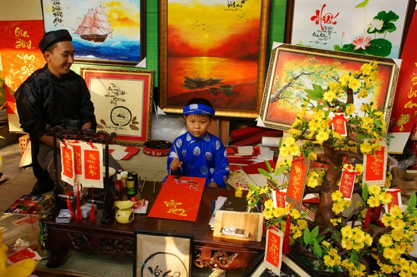 Vietnam tet, Asian kid, calligraphy fair — Stock Photo, Image