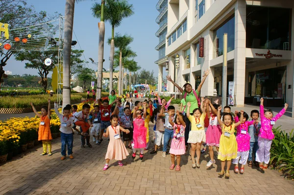 Asiático criança, atividade ao ar livre, crianças pré-escolares vietnamitas — Fotografia de Stock