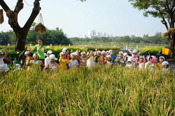 Asian kid, outdoor activity, Vietnamese preschool children — Stock Photo, Image