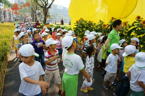 Asyalı çocuk, açık hava etkinliği, Vietnamca okul öncesi çocuklar — Stok fotoğraf