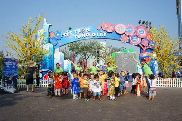 Asian kid, outdoor activity, Vietnamese preschool children — Stock Photo, Image