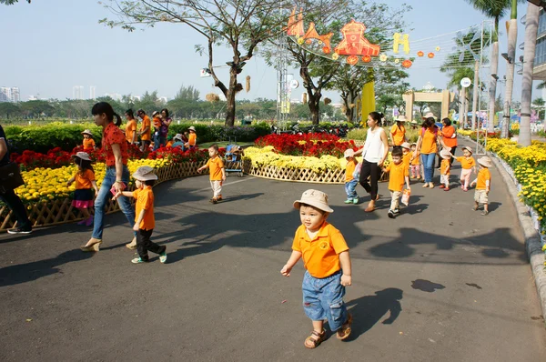 Asyalı çocuk, açık hava etkinliği, Vietnamca okul öncesi çocuklar — Stok fotoğraf