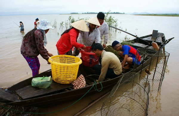Pescador asiático, Tri Um lago, peixe do rio — Fotografia de Stock