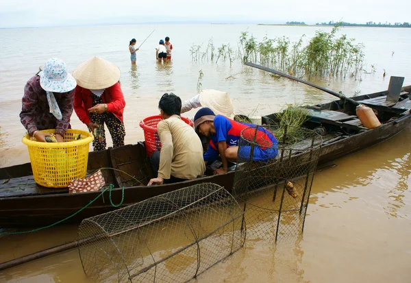 Asian fisherman, Tri An lake, river fish — Stock Photo, Image