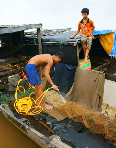 Asian fisherman, Tri An lake, river fish — Stock Photo, Image