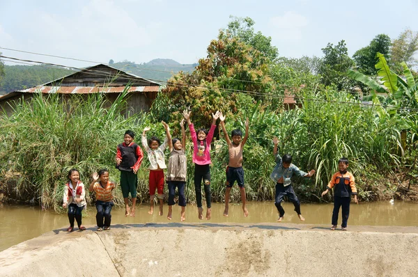 Asiático niños baño en el río —  Fotos de Stock