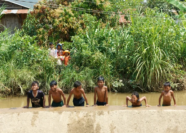 Asiático niños baño en el río —  Fotos de Stock