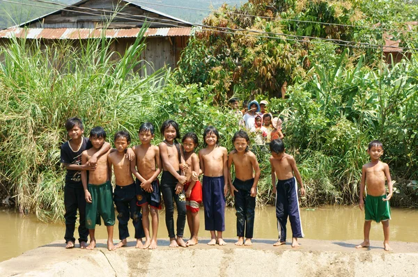 Asiatiska barn bad i floden — Stockfoto