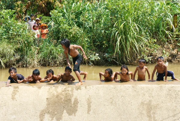 Азиатская детская баня в реке — стоковое фото