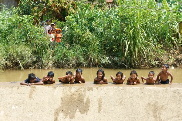Asiático niños baño en el río —  Fotos de Stock