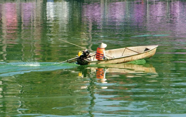 Asian sanitation worker, polluted water — Stock Photo, Image