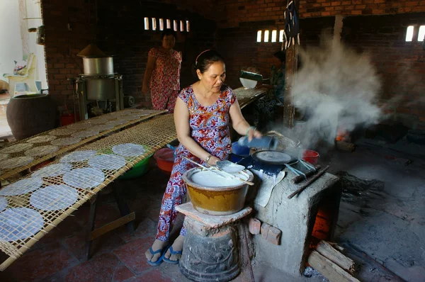 Asian woman, Vietnamese rice paper — Stock Photo, Image
