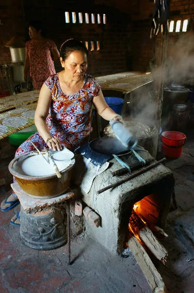 Asian woman, Vietnamese rice paper — Stock Photo, Image