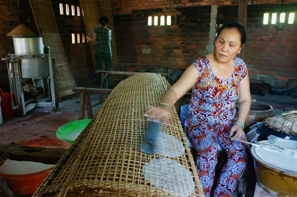 Mulher asiática, papel de arroz vietnamita — Fotografia de Stock