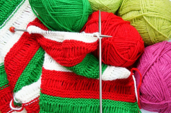 针织，球的羊毛，手工制作的礼物 — 图库照片
