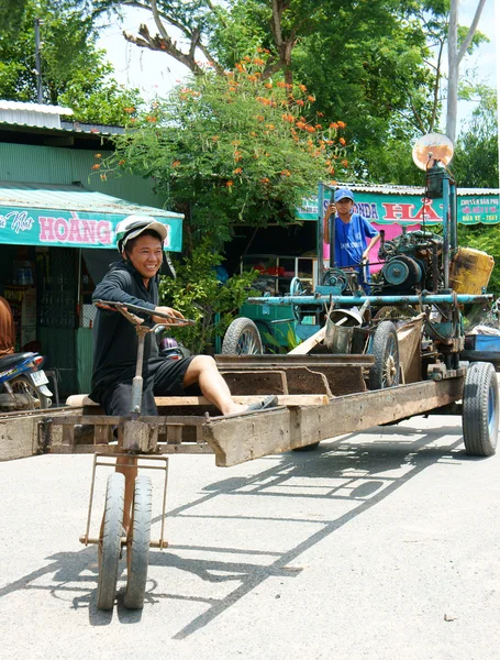 Asiate, unsicheres Fahrzeug, Gefahr im Verzug — Stockfoto