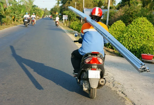 Hombre asiático, transporte, peligro, moto —  Fotos de Stock