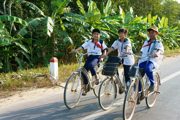 Asiatischer Schüler fährt Fahrrad — Stockfoto