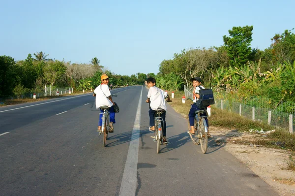 Asiático alumno paseo bicicleta —  Fotos de Stock
