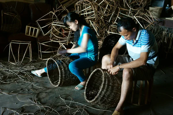 Vietnamesischer Arbeiter, Rattankorb, — Stockfoto