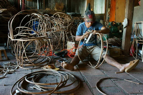 Vietnamees werknemer, rotan mand, — Stockfoto